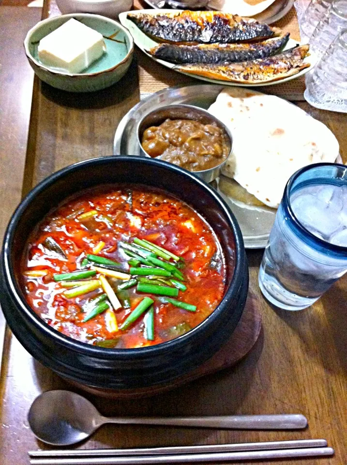 昨夜のカレーゎ、チャパティドッグで。ご飯食べたい人ゎ、焼き鯖と奴。そして、チゲ鍋…食べたいモノを食べる家wの晩飯|いよこ🍻さん