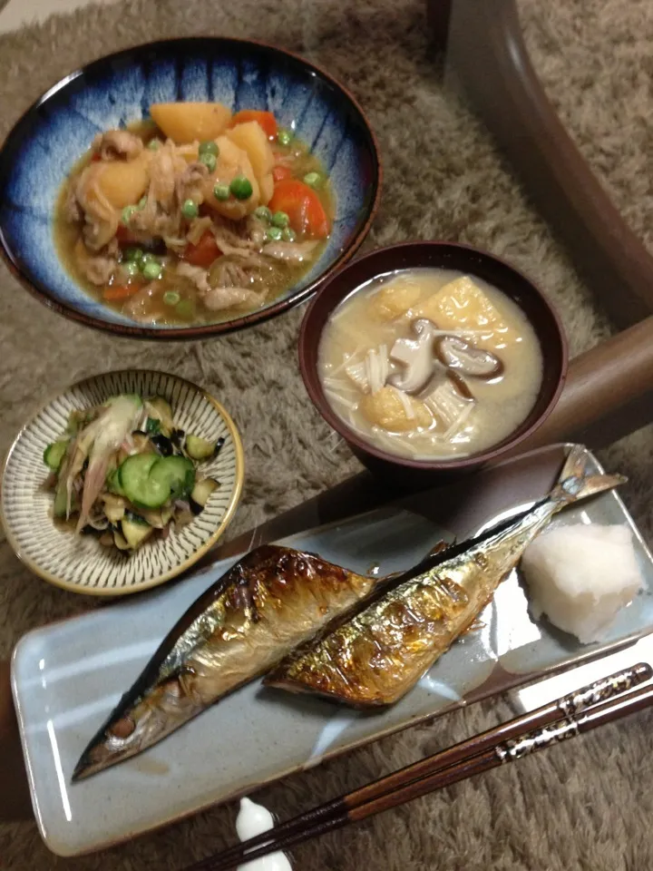 Snapdishの料理写真:さんまの塩焼き、肉じゃが、きのこの味噌汁、なすときゅうりの浅漬け|やっちゃんさん