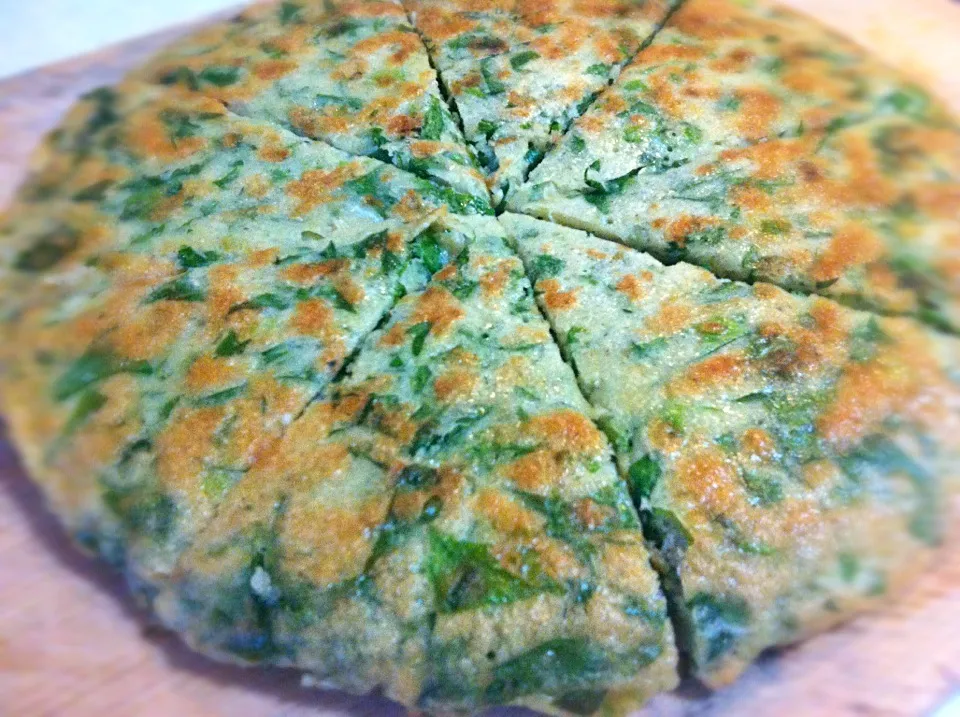 うまく焼けた💦セロリーの葉で作ったチヂミだよん😋🍴あとは小麦粉と卵だけ入れた₍˄·͈༝·͈˄₎◞ ̑̑ෆ⃛|Tanni Kaさん