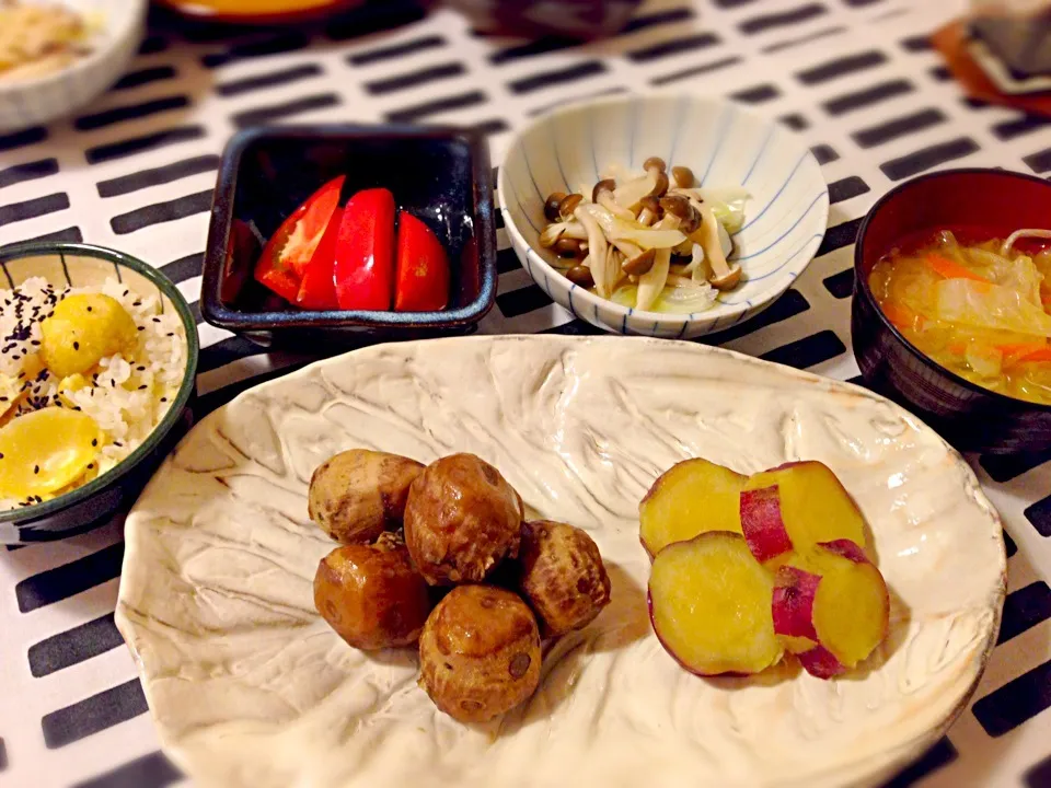 Snapdishの料理写真:さつまいもの塩ハチミツ煮🍀里芋の煮っころがし🍀しめじとネギの梅おろし和え🍀野菜山盛りお味噌汁🍀トマト🍀栗ご飯|mochaさん