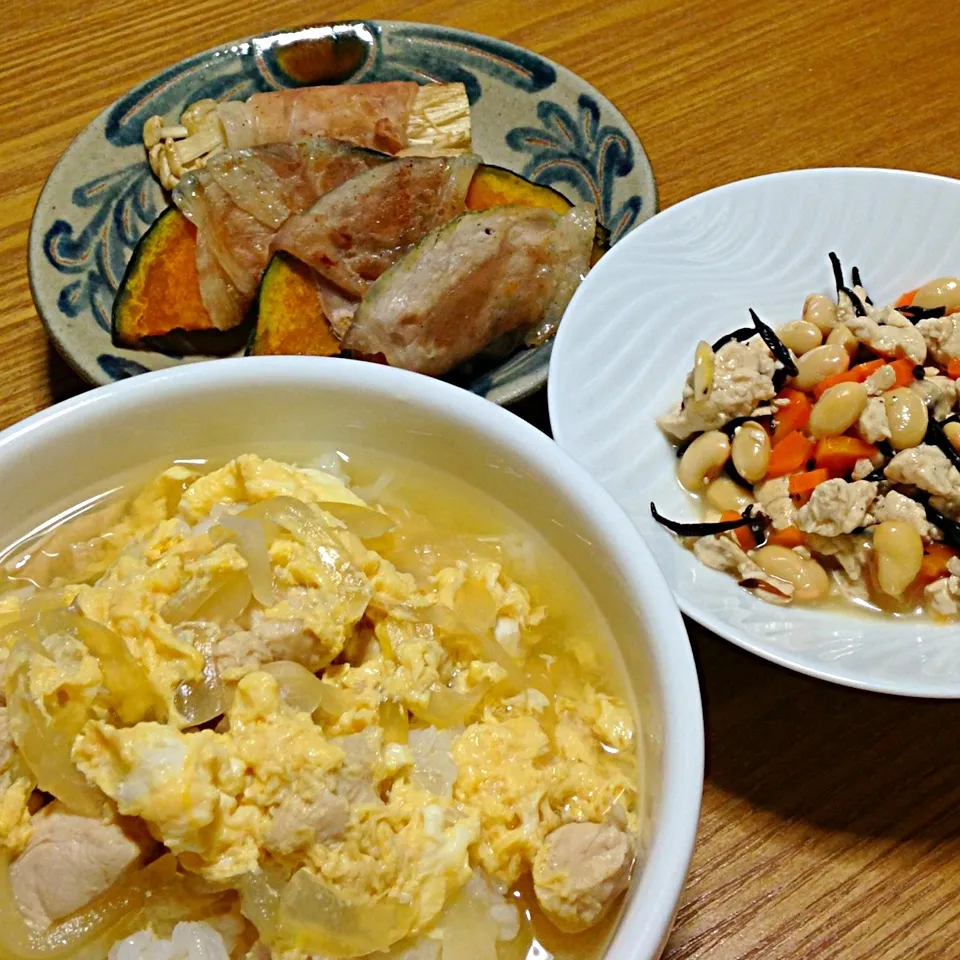 【今夜のウチご飯】親子丼，鹿尾菜と大豆煮，かぼちゃとエノキの豚ロース巻焼。はぁ，落ち着く和の味。うまうま〜|takuya KAWANOさん