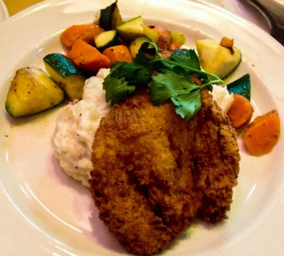 Snapdishの料理写真:Fried Chicken with Garlic Mashed Potatoes and Grilled Vegetables from Lucille's|sooprcoolchicaさん