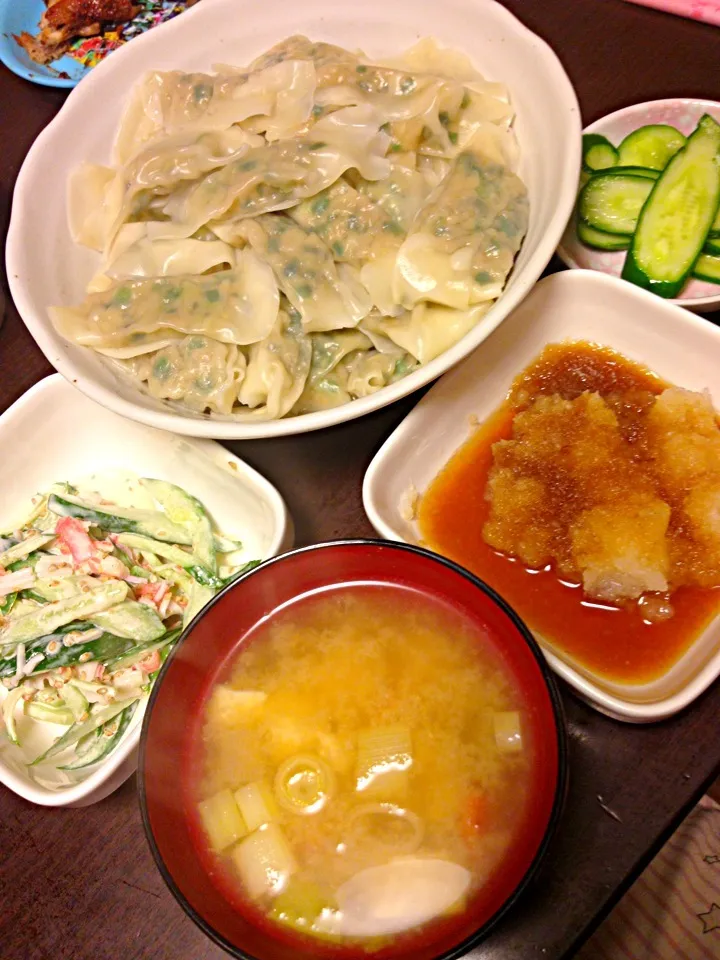 しそ入り棒餃子の水餃子、おろしポン酢、きゅうりとカニカマのサラダ、きゅうりの浅漬け、豆腐と長ネギの味噌汁|IGGYさん