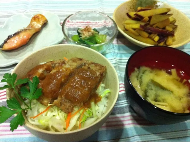 豚ハンバーグ丼・さつまいもキンピラ・青梗菜の中華酢お浸し・塩鮭・えのきワカメ味噌汁|まーままさん