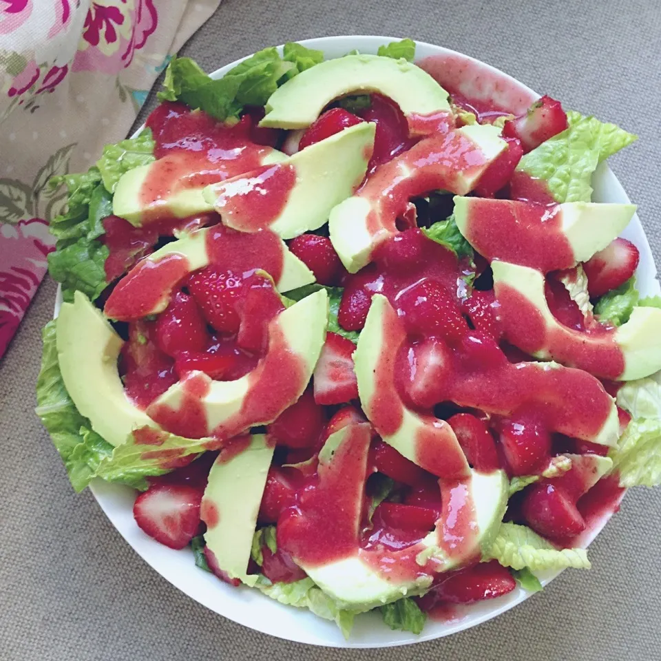 Romaine Lettuce • Avocado • Strawberries • Blended strawberries|Rianneさん