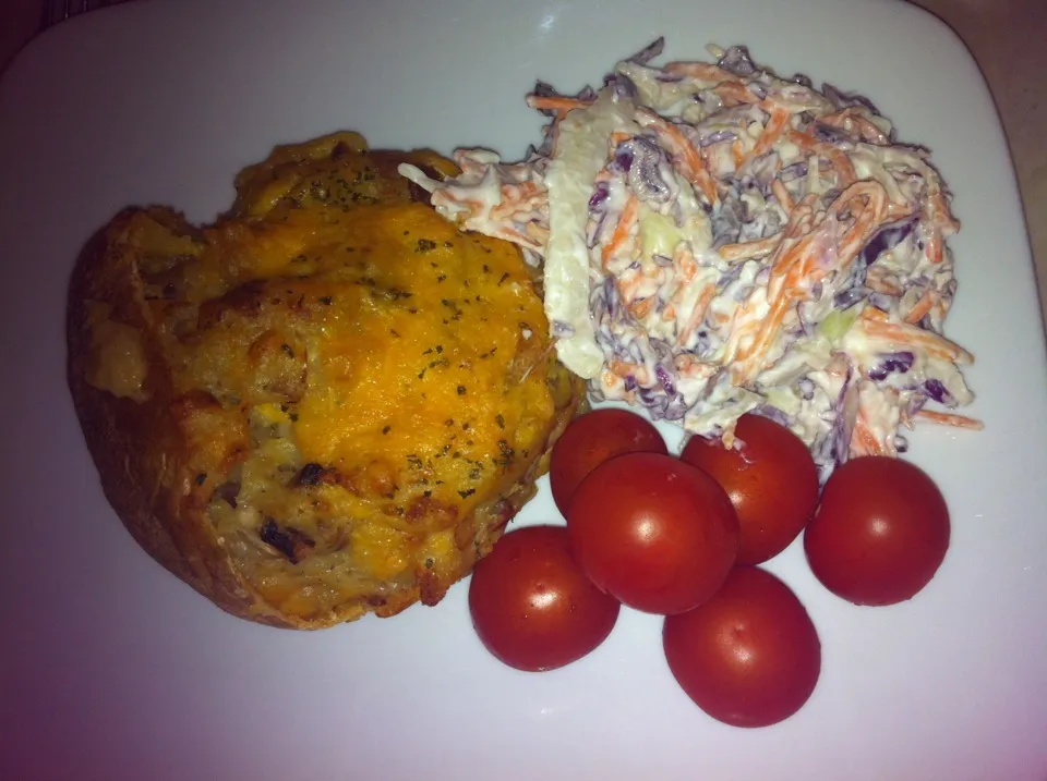 Snapdishの料理写真:Stuffed baked potato with bacon, mushroom, garlic and cheese with homemade coleslaw and cherry tomatoes|Emma Proe Was Duncalfさん