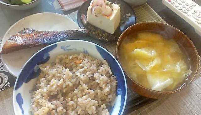 Snapdishの料理写真:ブリの味噌漬け&冷奴&キャベツの味噌汁|まぐろさん