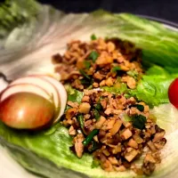 Snapdishの料理写真:Chicken lettuce wraps!|Miranda ♪(´ε｀ )さん