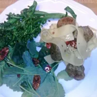 turkey pesto meat balls with pappardelle, kale salad and baby broccoli|Bianca Sigalaさん