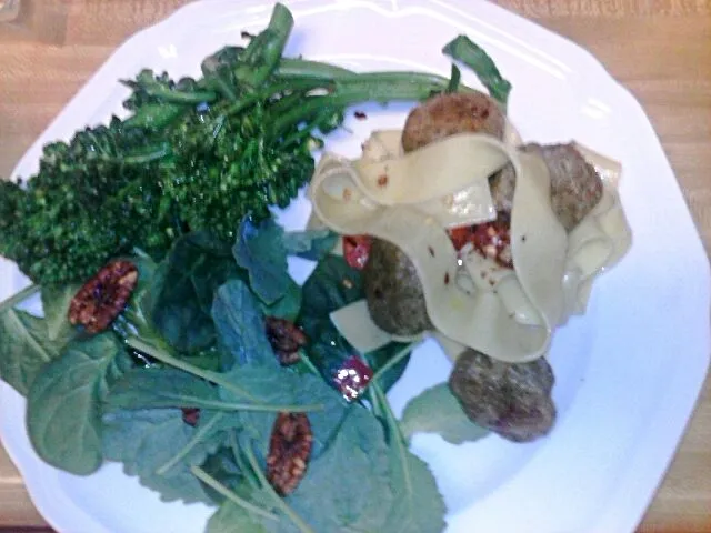 turkey pesto meat balls with pappardelle, kale salad and baby broccoli|Bianca Sigalaさん