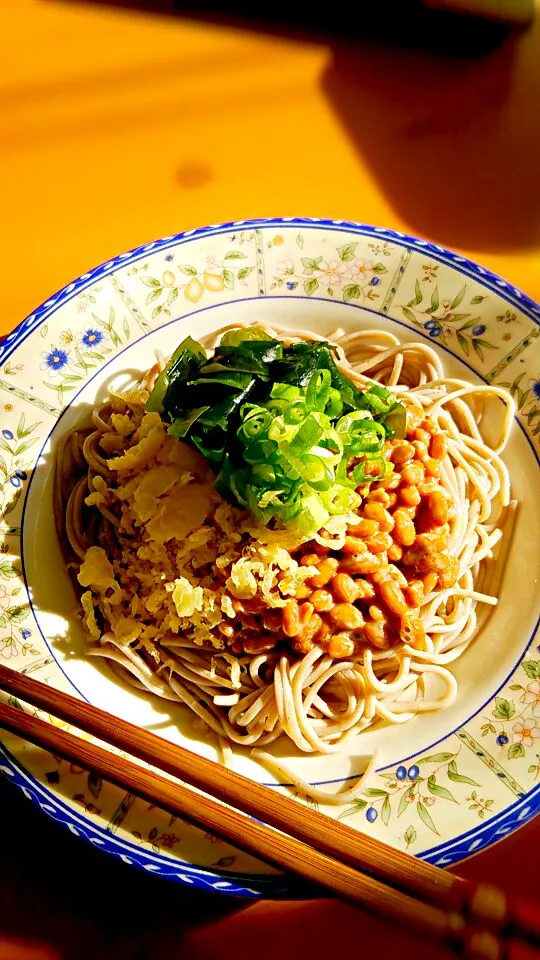 Snapdishの料理写真:簡単お昼ご飯★納豆タヌキわかめ蕎麦★|ちはるさん