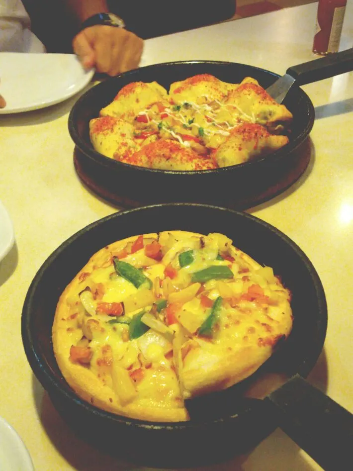 Fully loaded crust Hawaiian pizza and veggie lover pizza|Xi wenさん