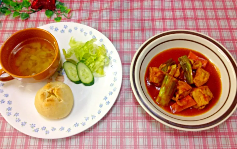 チキンと野菜のトマト煮込み、ポテころチーズパン、サラダ、キャベツとウィンナーのスープ|ゆりさん