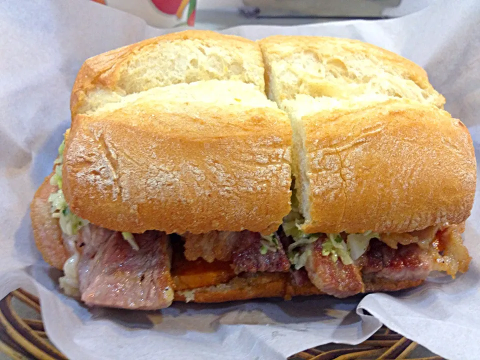 Snapdishの料理写真:Chicharron de cerdo con camote y ensalada de col|Justo Romeroさん