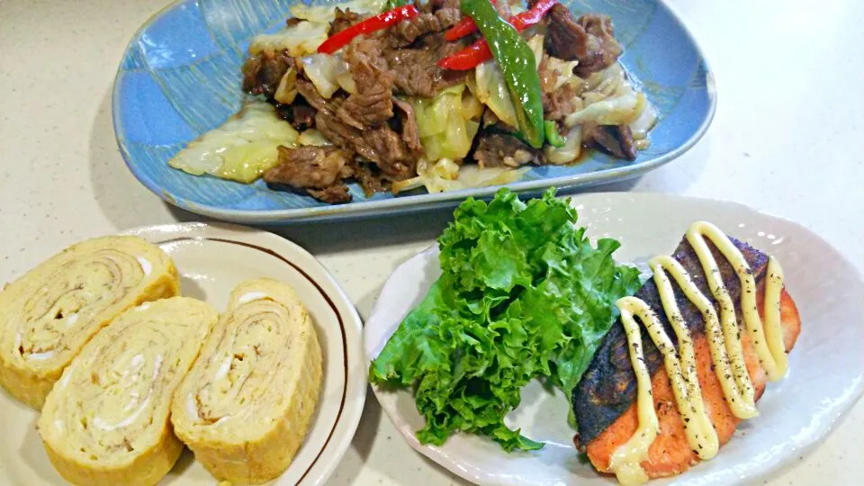 Snapdishの料理写真:肉野菜炒め(牛小間肉･きゃべつ･ピーマン･赤パプリカ)、だし巻き玉子、秋鮭マヨグリル、グリーンリーフレタス|まあるさん