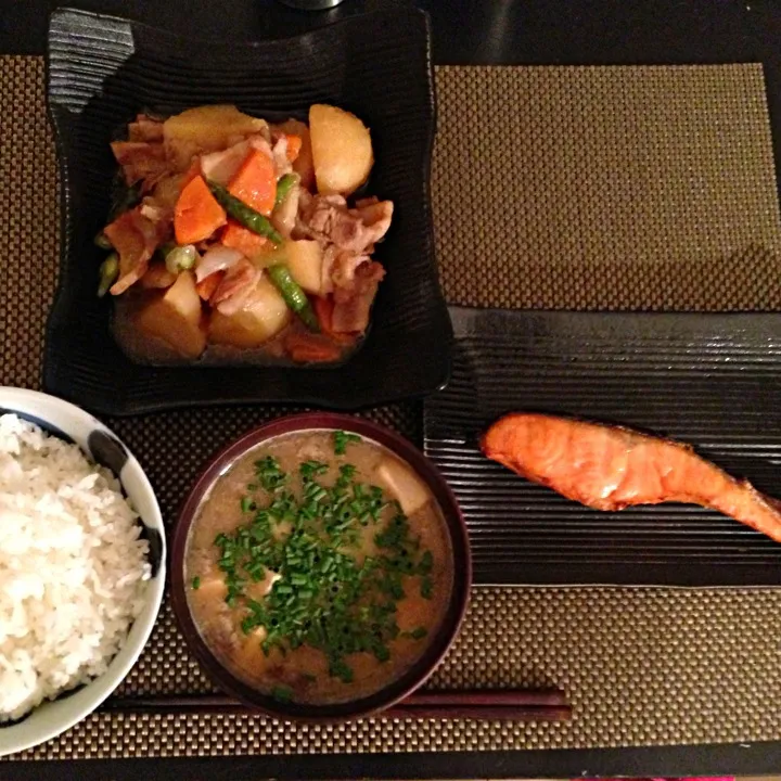 Snapdishの料理写真:肉じゃがと焼き鮭、なめことお豆腐のお味噌汁|ayumiさん