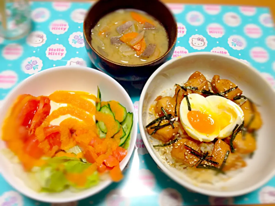 Snapdishの料理写真:焼鳥丼、豚汁、豆腐サラダに自家製人参ドレッシング|きよちゃんさん