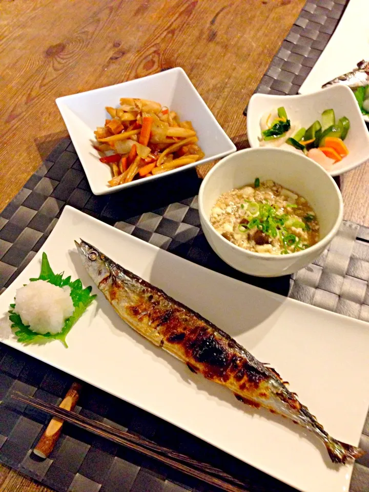 秋刀魚塩焼き🐟鶏ひき肉ときのこの和風麻婆豆腐💛レンコンと大根の皮、にんじんのきんぴら、お漬物🍀|まみりんごさん