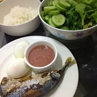 Snapdishの料理写真:น้ำพริกปลาทู ผักสด|Tulyaraweeさん