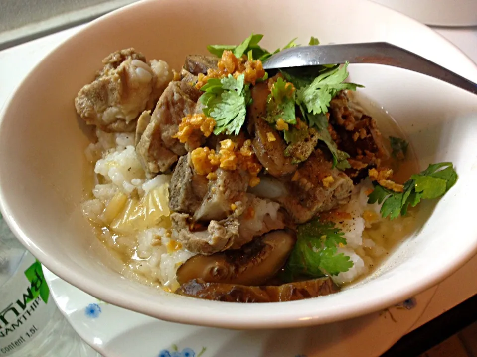 ข้าวต้มกระดูกหมูเห็ดหอม Boiled rice with rips.|Tulyaraweeさん