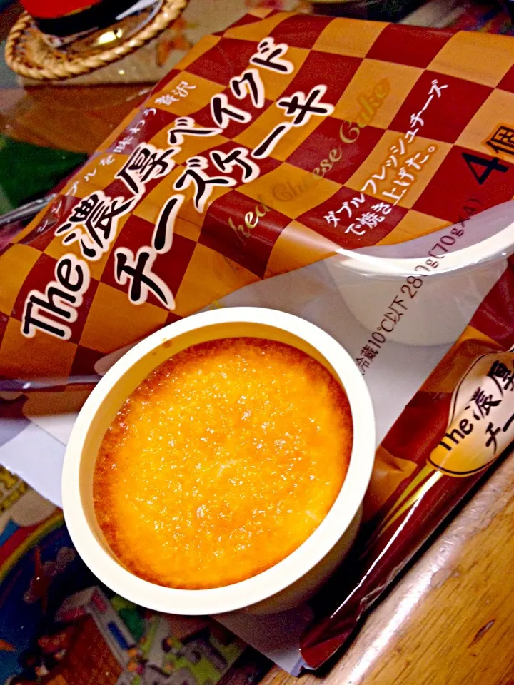 #夜おやつ 森永乳業の The濃厚ベイクドチーズケーキ。さべーーこれさべーー！もう本格的なチーズですよ。味が合うですよ。|ms903さん