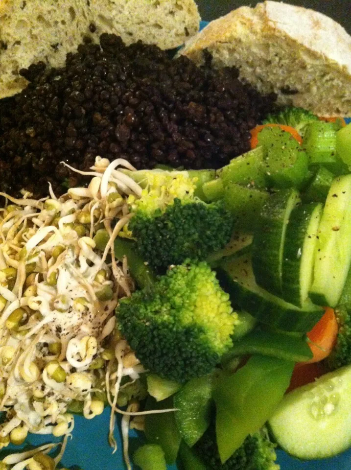 Broccoli & green vegetables with beluga lentils, olive bread & organic mung bean sprouts|Nick Hiderさん