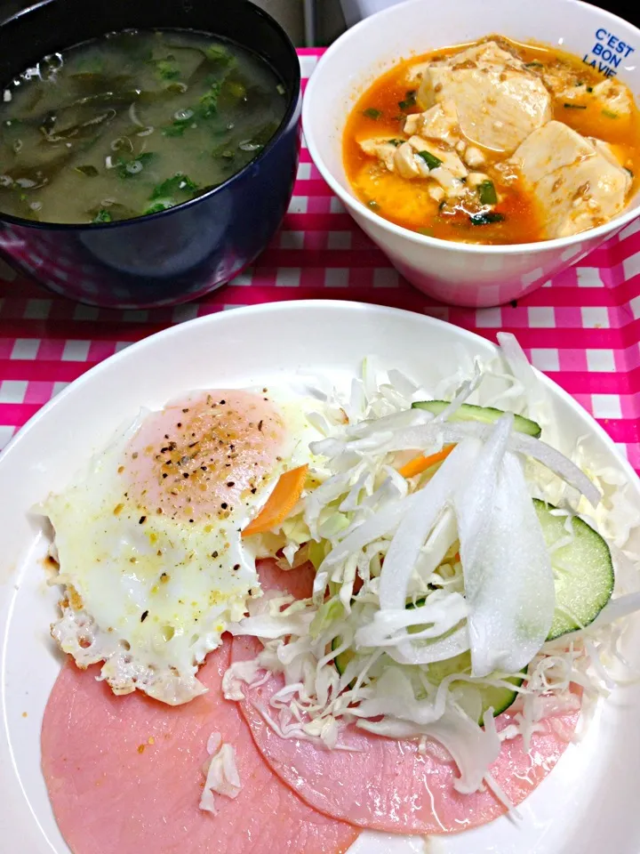 朝ごはん。ワカメと大根葉の味噌汁と残りの麻婆豆腐|ハルさん