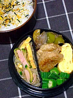 Snapdishの料理写真:お弁当（ふりかけご飯、ハンバーグ、なすとピーマンの醤油炒め、春雨中華サラダ、卵焼き、オクラ）|すーさん