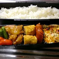 Snapdishの料理写真:鶏と野菜の照り煮、卵焼き、ウインナー、ポテトのチーズ焼き|ぱんちゃんさん