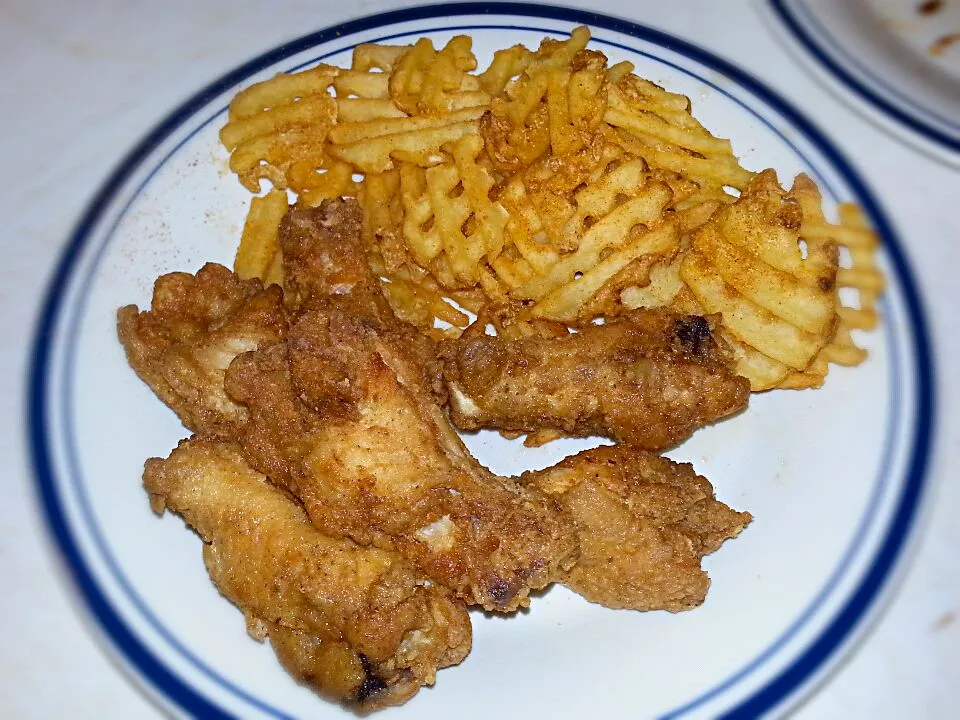 Garlic Wings and Waffle Fries!|Mo Bettaさん