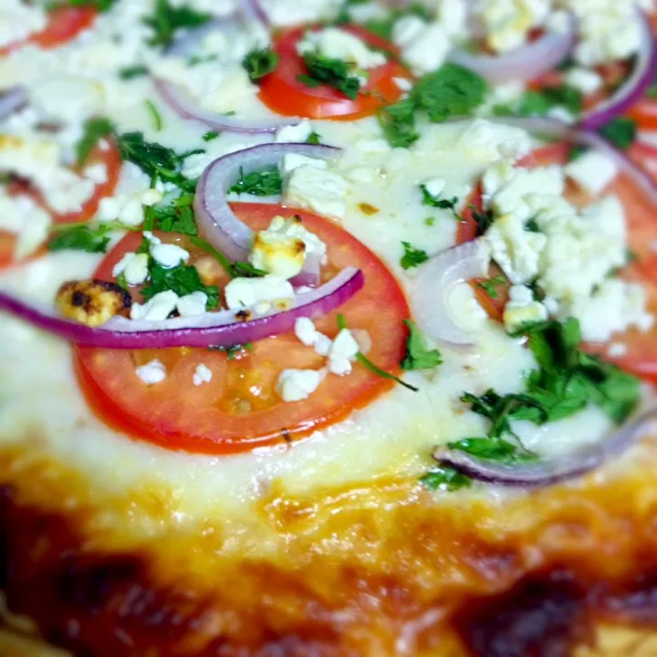 Snapdishの料理写真:Goat cheese, tomato, onion and cilantro pizza.|John Tompkinsさん