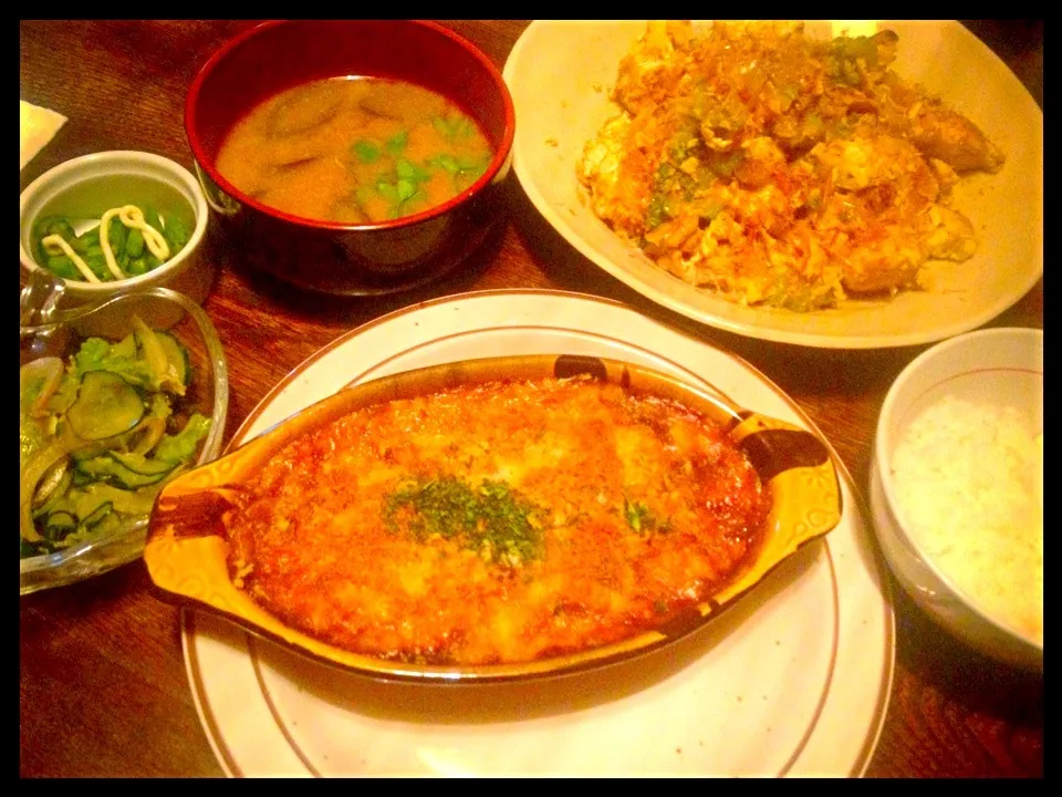 茄子とオクラのキーマカレーグラタンとゴーヤチャンプルーと胡瓜とゴーヤの酢の物と茄子のお味噌汁|トキロックさん