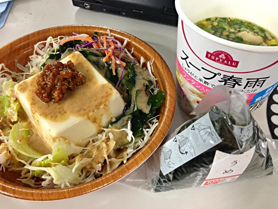 コンビニごはん。おにぎり、おとうふサラダ、春雨スープ。|liccaさん