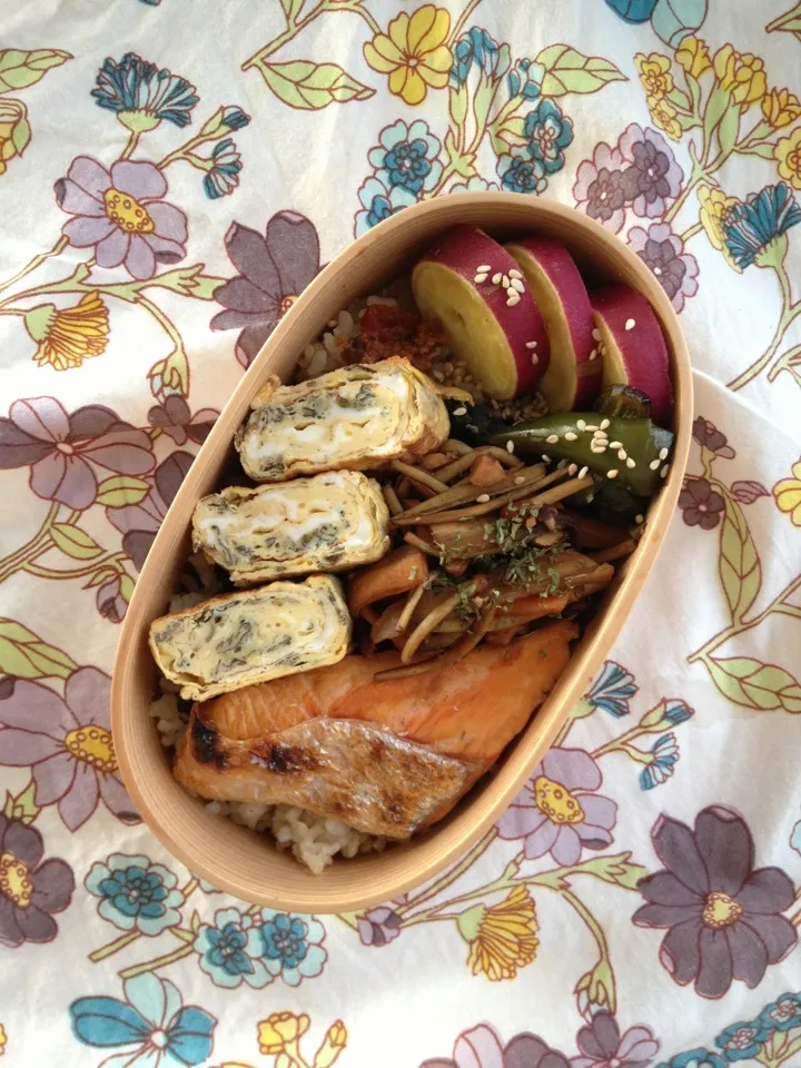 Snapdishの料理写真:今日のおべんと。海苔弁。焼鮭、おぼろ昆布入り卵焼、ピーマンの焼き浸し、人参とえのきのバルサミコ炒め、さつまいも。大好きな秋＼(  )／|nozomi tsujiさん