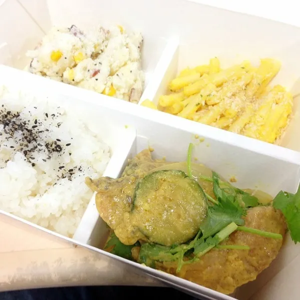 Fried Fish w/ Thai Curry Sauce, Potato Salad w/ Bacon and Macaroni and Cheese|chan mitsuさん