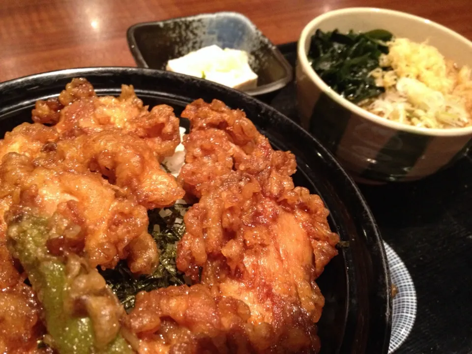 【日替ランチ】鶏天丼とわかめうどん定食を頂きました。|momongatomoさん