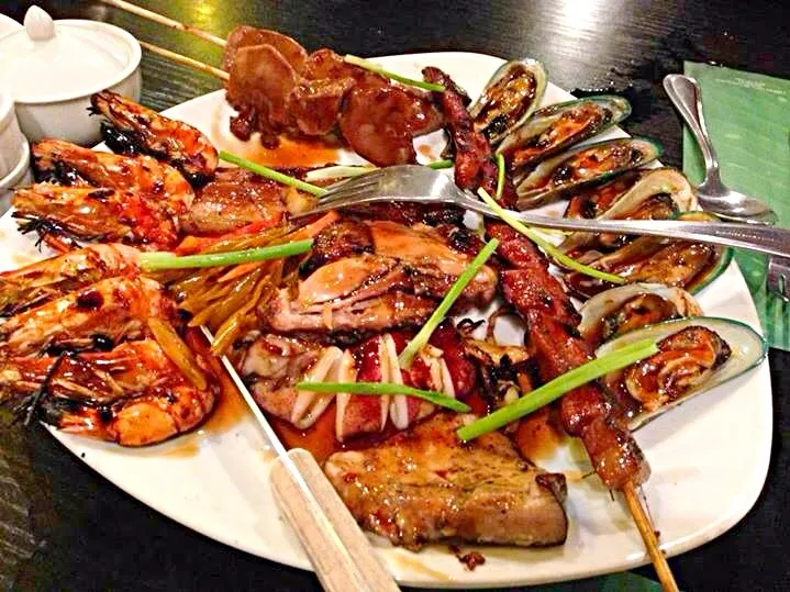 Lamesa Combo Platter! (Tahong,Prawns, Squid, Blue Marlin Belly, Chicken Leg Quarter, Liempo, Pork Lengua & Pork BBQ) Sarap! Dami! Mmmm!|iamfem05さん