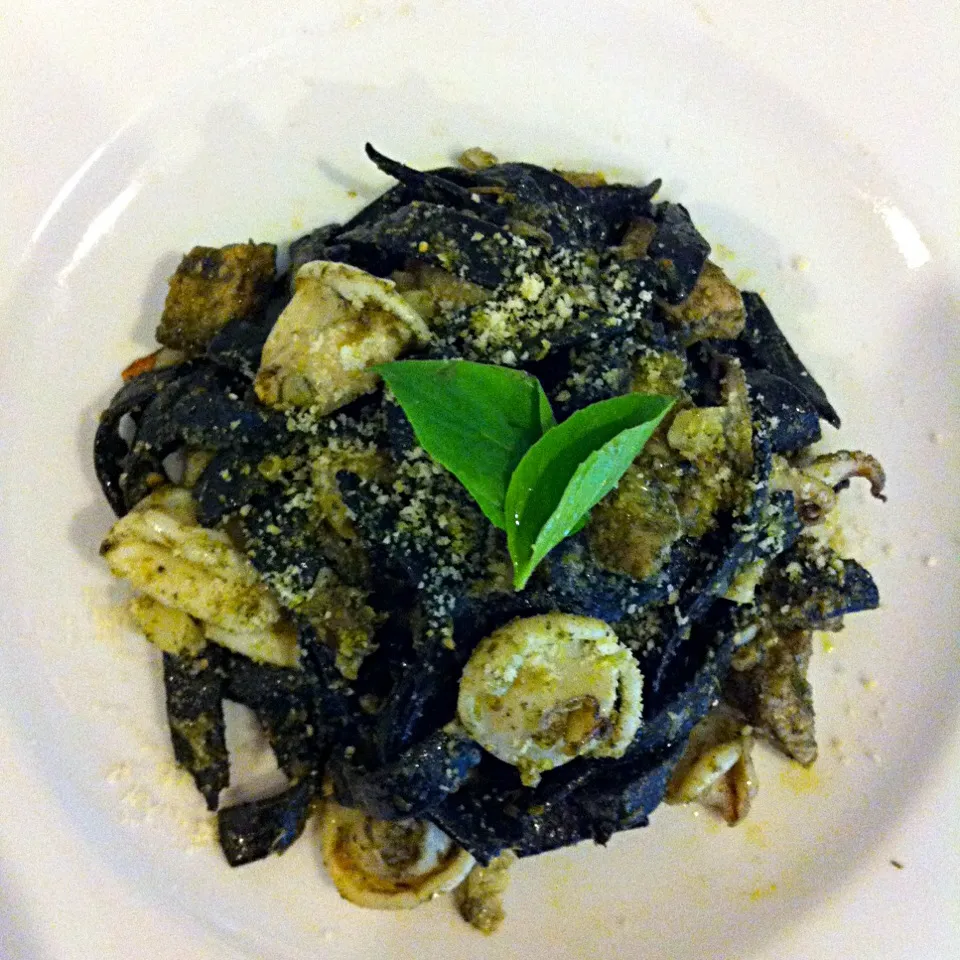 Snapdishの料理写真:Fettucine squid ink|pâtissier paloyさん