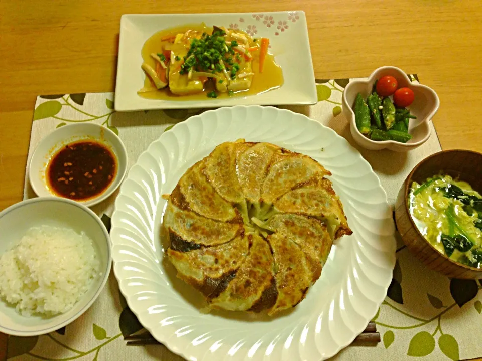 羽根付き餃子、おくらの胡麻和え、豆腐の和風あんかけ、ほうれん草とたまごのスープ|まきさん