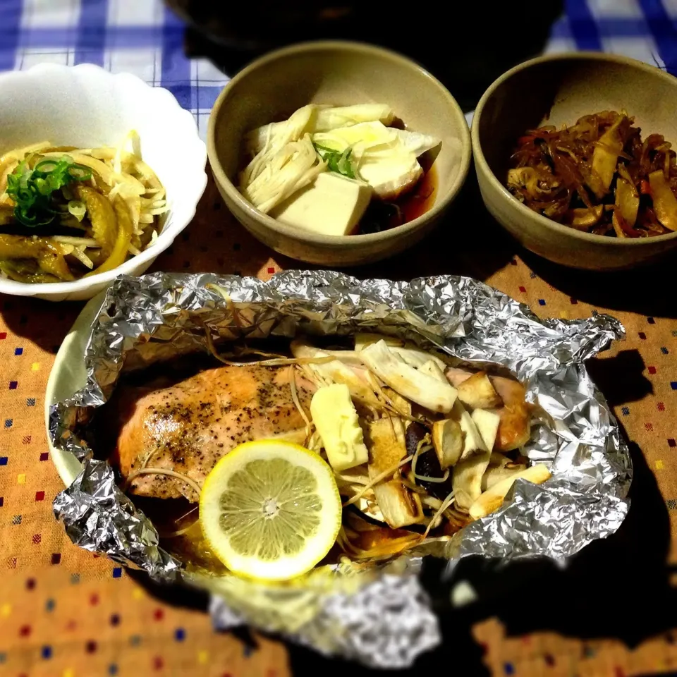 鮭とキノコ残りホイル焼き、焼きなすと玉ねぎのサラダ、チャプチェ（残りもの）、湯豆腐|純さん