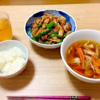 Snapdishの料理写真:豚肉とピーマンのオイスターソース炒め  中華風野菜スープ  ご飯|ゆゆゆさん