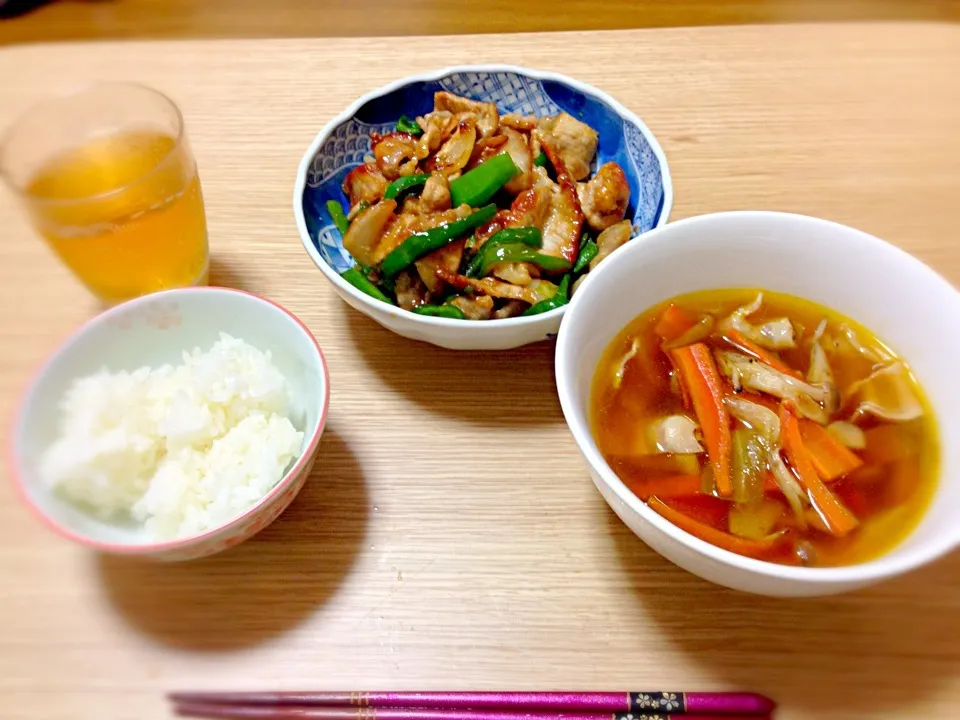 Snapdishの料理写真:豚肉とピーマンのオイスターソース炒め  中華風野菜スープ  ご飯|ゆゆゆさん