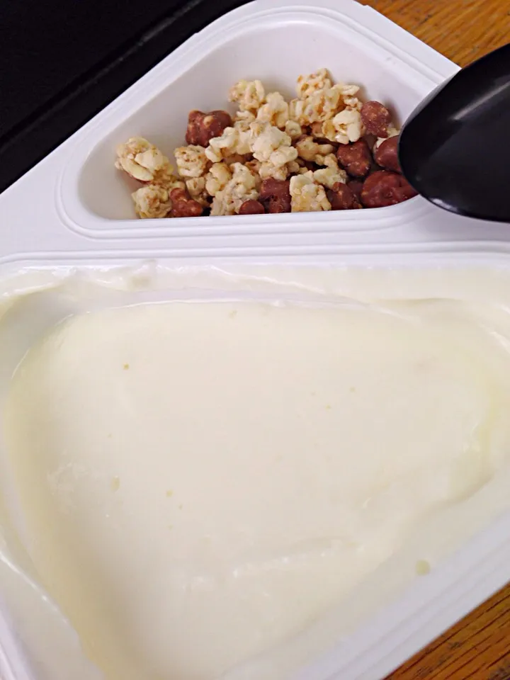 Low fat vanilla yogurt with granola|AAさん