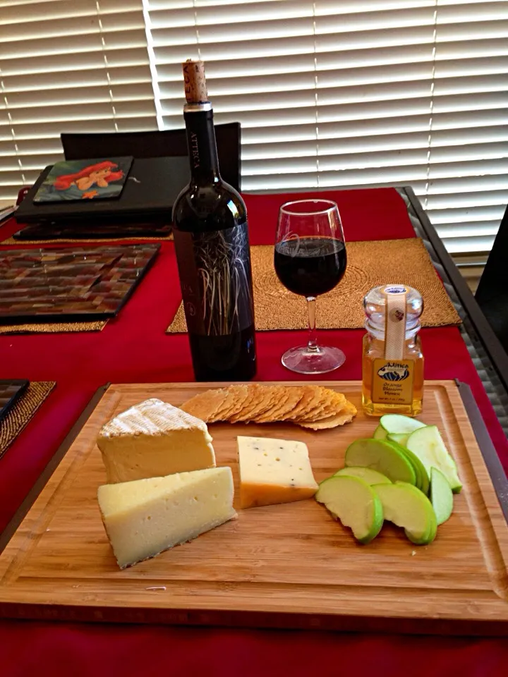 Sunday Funday - Malbec/ brie/ truffle gouda/ orange peel infused honey/ green apple/ 5mo aged manchego|Ryan Kimさん