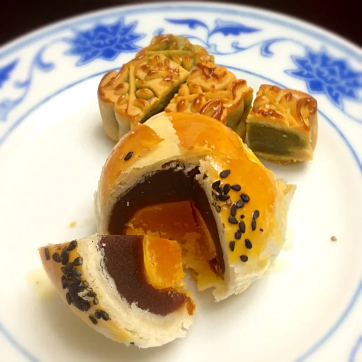 Red Bean Egg Yolk Mooncake|MyRaXさん