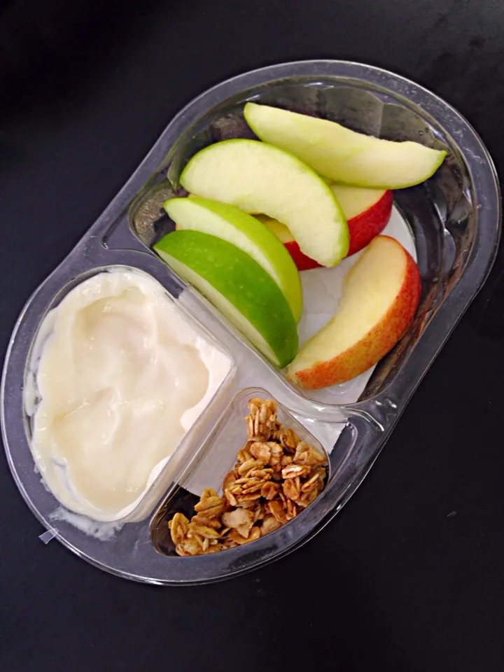 Sliced apples with yogurt and granola|AAさん