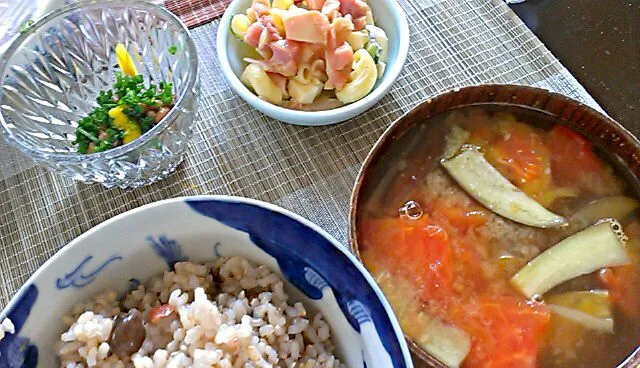 納豆&マカロニサラダオンザ焼き鳥&茄子とトマトの味噌汁|まぐろさん