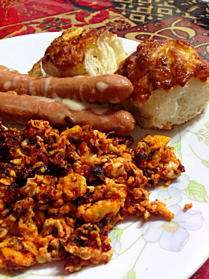 Snapdishの料理写真:Chili scrambled eggs, turkey franks n cheese buns breakfast|Mummy Masayuさん