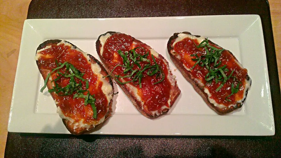 Snapdishの料理写真:Crostini with Tomato Jam|Richard Lummisさん