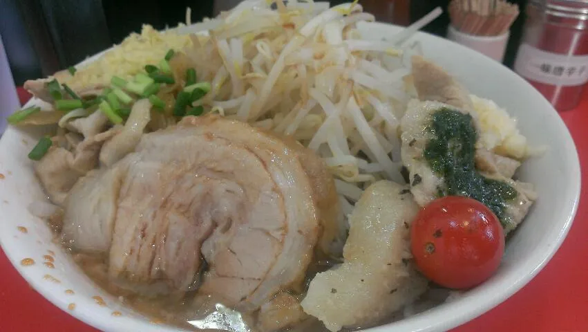 三種の神豚ラーメン＋ニンニク＋ショウガW－ヤサイ少な目 @用心棒本号(東大前）|大脇さん